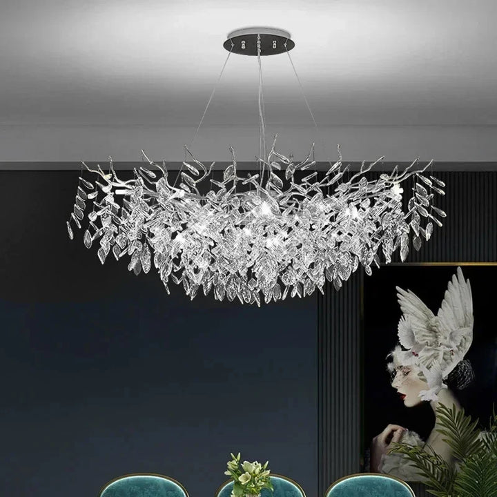 Kronleuchter mit Kristallblättern – elegantes Astdesign