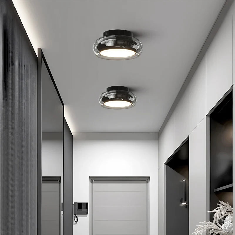 Moderne Deckenleuchte mit Glasschirm