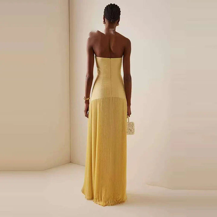 Schulterfreies Maxikleid mit plissiertem Rockteil