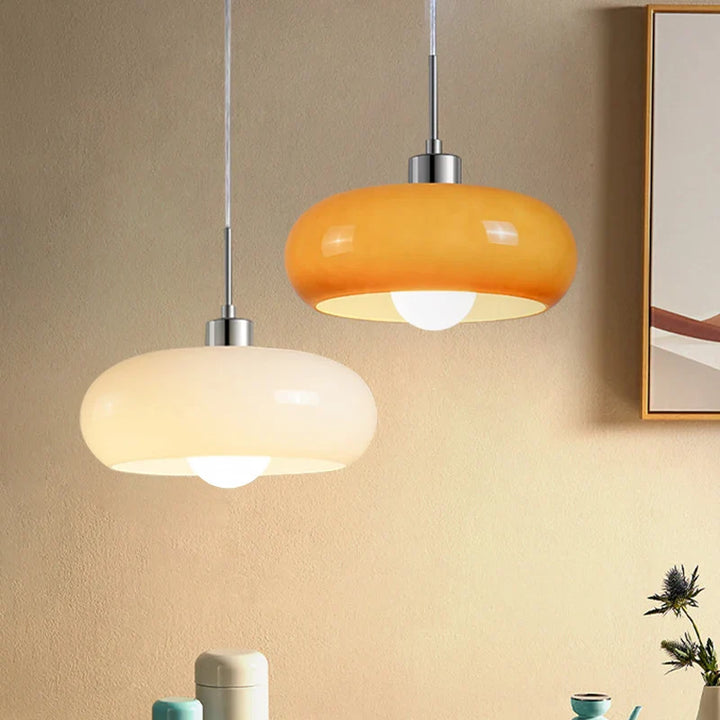 Pendelleuchte mit opalisierendem Glasschirm – eleganter Retro-Bauhaus-Akzent
