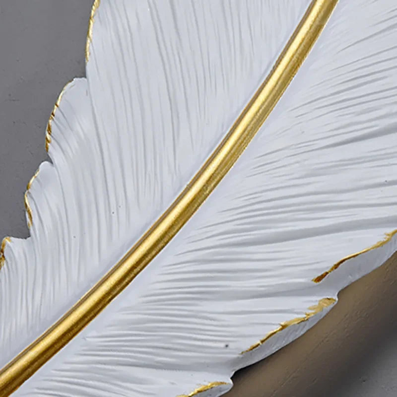 Wandleuchte in Federform – Elegantes Design mit warmem Licht