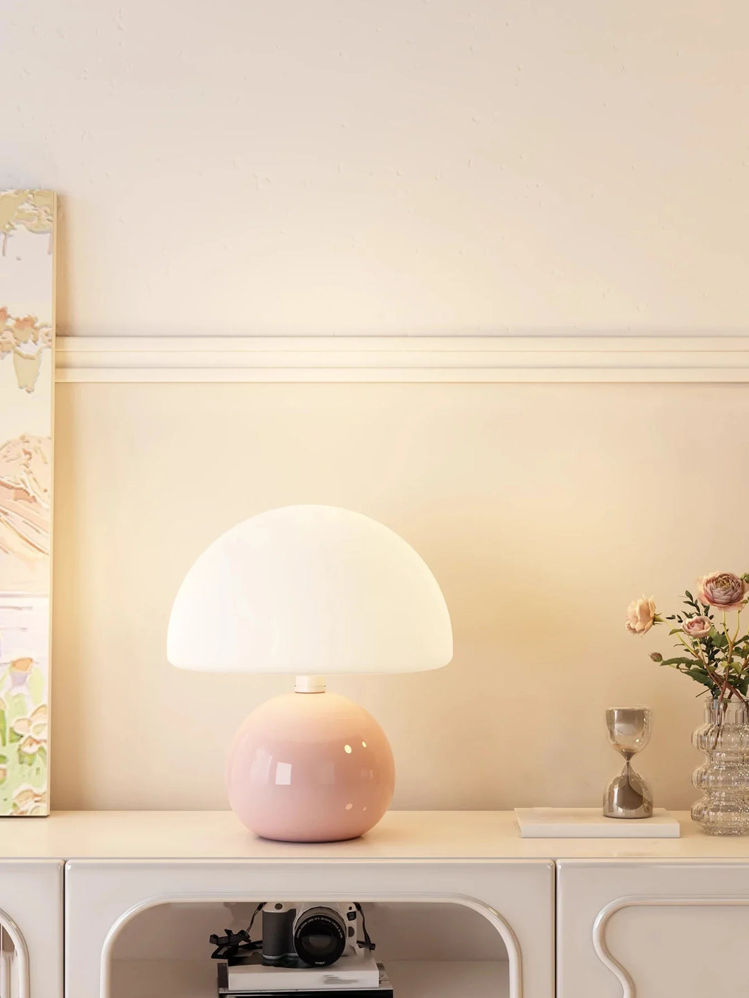 Moderne Tischlampe mit kugelförmigem Sockel und Pilzschirm – minimalistisches Design