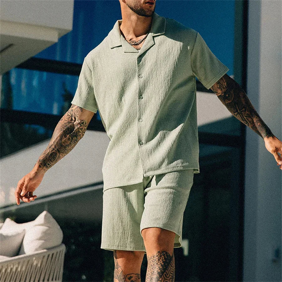 Sommer-Outfit für Herren mit Strukturhemd und elastischen Shorts