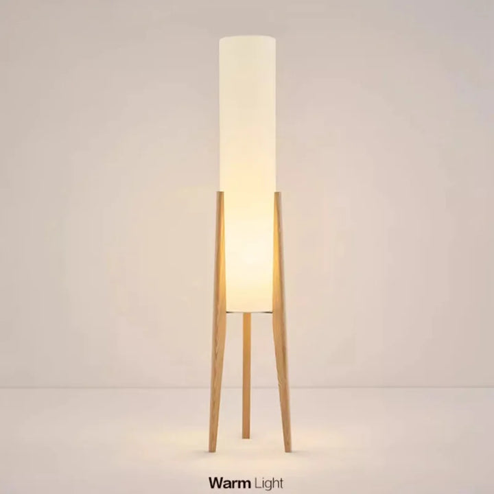 Moderne Stehlampe mit Holzbeinen und Zylindersch irm