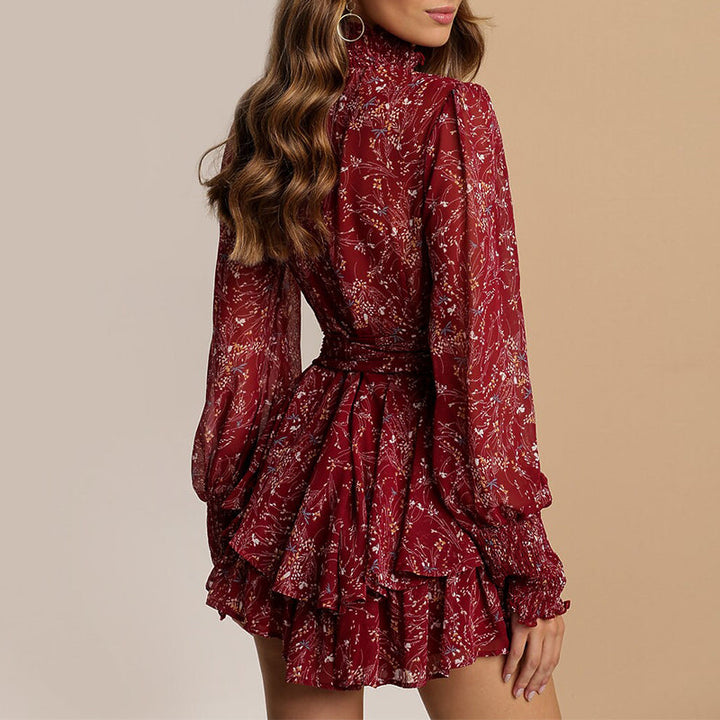 Gemustertes Kleid mit Bindegürtel und Rüschenkragen