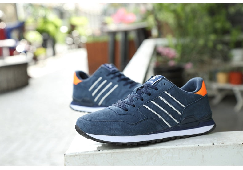 Klassische Herren-Sneakers aus Wildleder