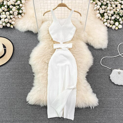 Modernes Abendkleid mit Ausschnitten und verzierten Krawatten