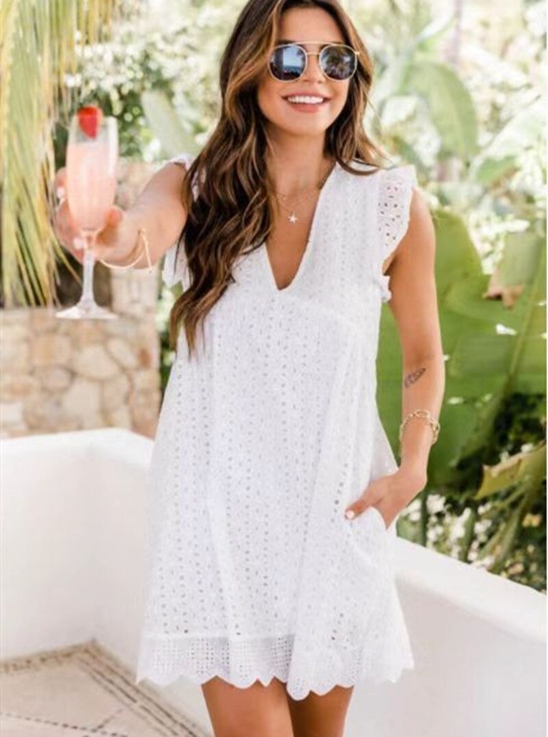 Leichtes Sommerkleid mit durchbrochenem Muster und Rüschen