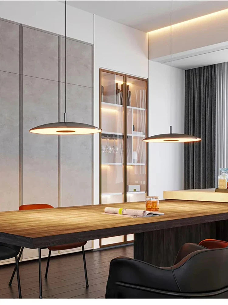 Schlanke LED-Pendelleuchte in Tellerform – Moderne Deckenleuchte