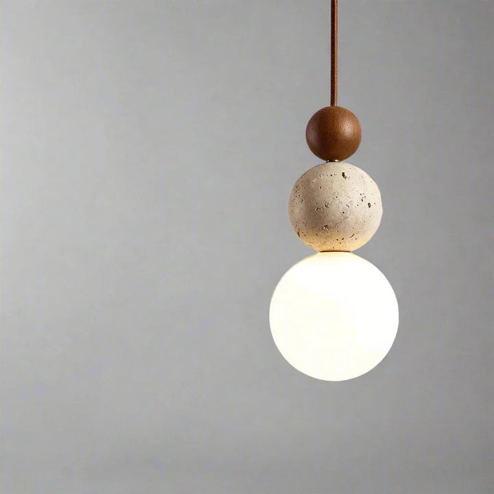 Moderne Pendelleuchte mit kugelförmigen Details