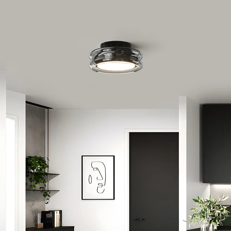 Moderne Deckenleuchte mit Glasschirm