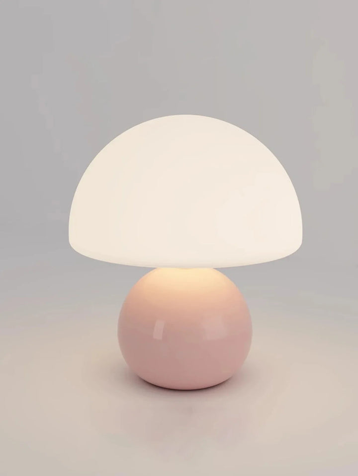 Moderne Tischlampe mit kugelförmigem Sockel und Pilzschirm – minimalistisches Design