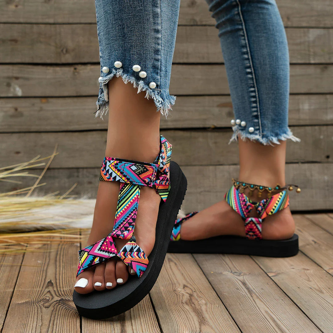 Bunte Damensandalen im Ethno-Stil