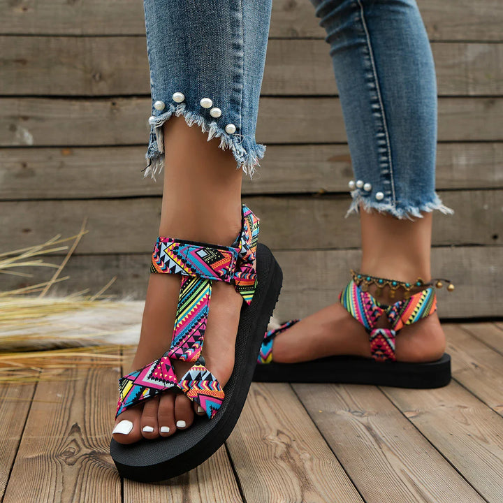 Bunte Damensandalen im Ethno-Stil