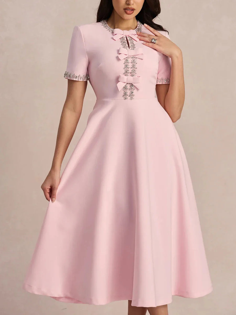 Elegantes Midikleid mit Schleifen und verziertem Ausschnitt