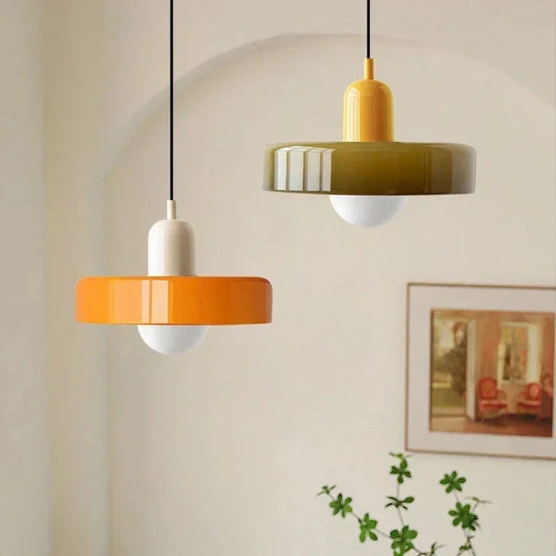 Moderne Pendelleuchte mit farbigem Glasschirm – Bauhaus-Design