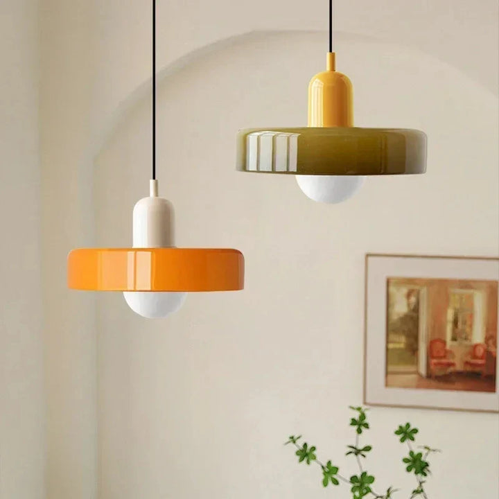 Moderne Pendelleuchte mit farbigem Glasschirm – Bauhaus-Design