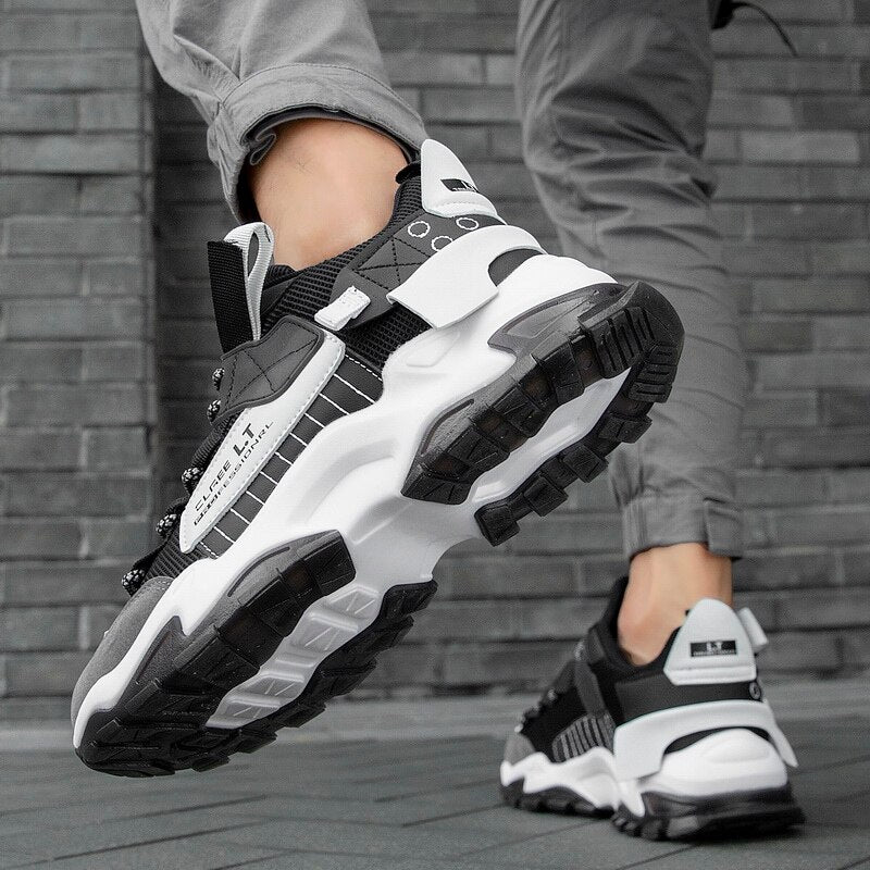 Wandersneaker für Männer mit funktionellen Details