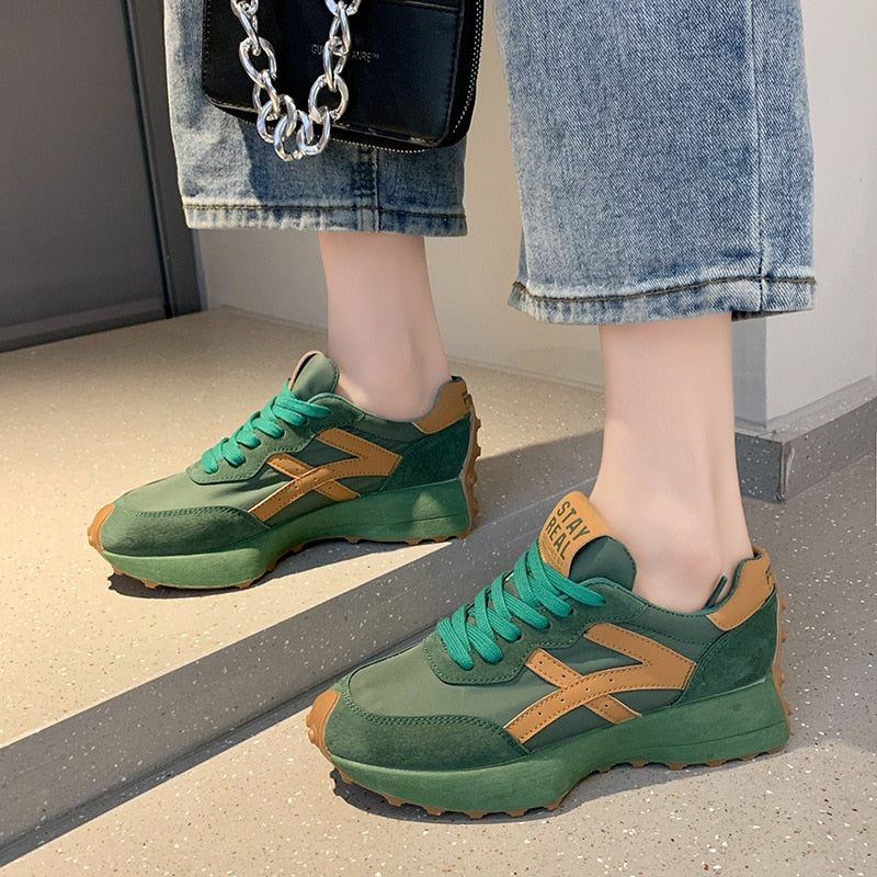 Damen-Retro-Sneaker mit Wildledereinsätzen