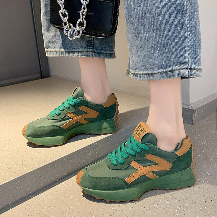 Damen-Retro-Sneaker mit Wildledereinsätzen