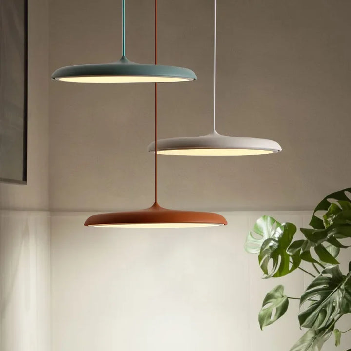 Moderne LED-Pendelleuchte mit ultraflachem Schirm – Designerleuchte für Wohn- oder Esszimmer