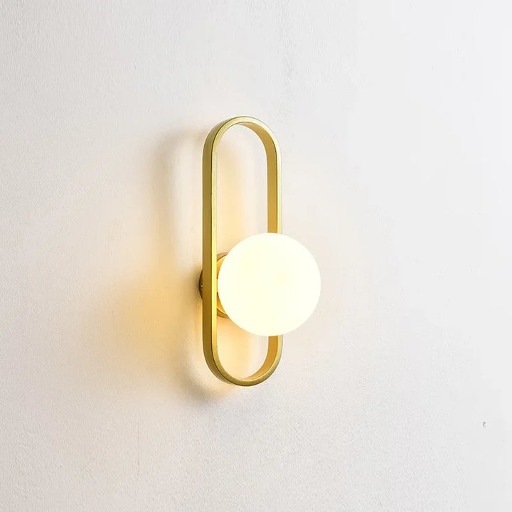 Moderne Wandleuchte mit Milchglaskugel
