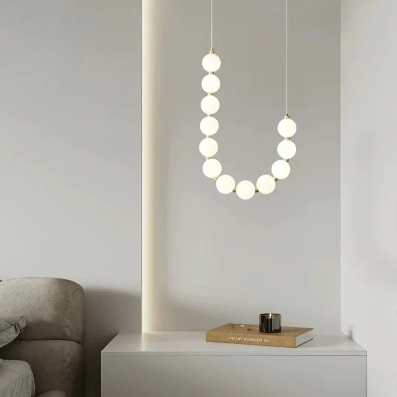 Moderne LED-Pendelleuchte – ausdrucksstarke Kugelkette aus Lichtbällen
