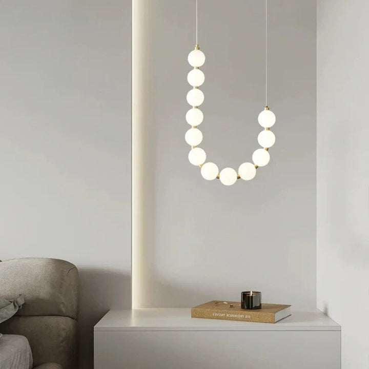 Moderne LED-Pendelleuchte – ausdrucksstarke Kugelkette aus Lichtbällen
