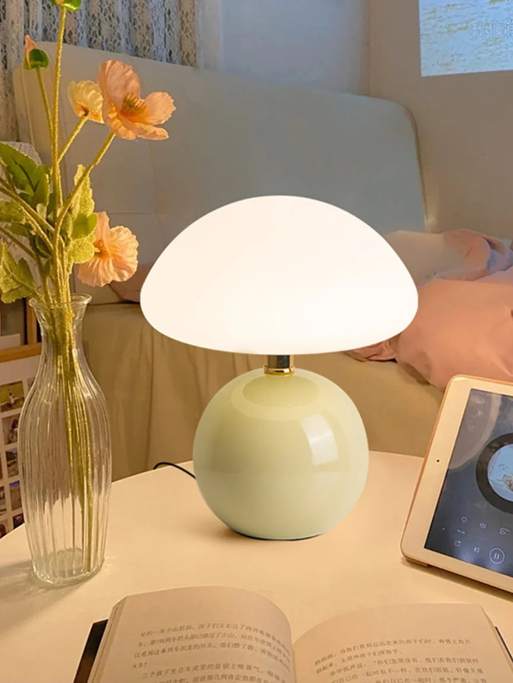 Moderne Tischlampe mit kugelförmigem Sockel und Pilzschirm – minimalistisches Design