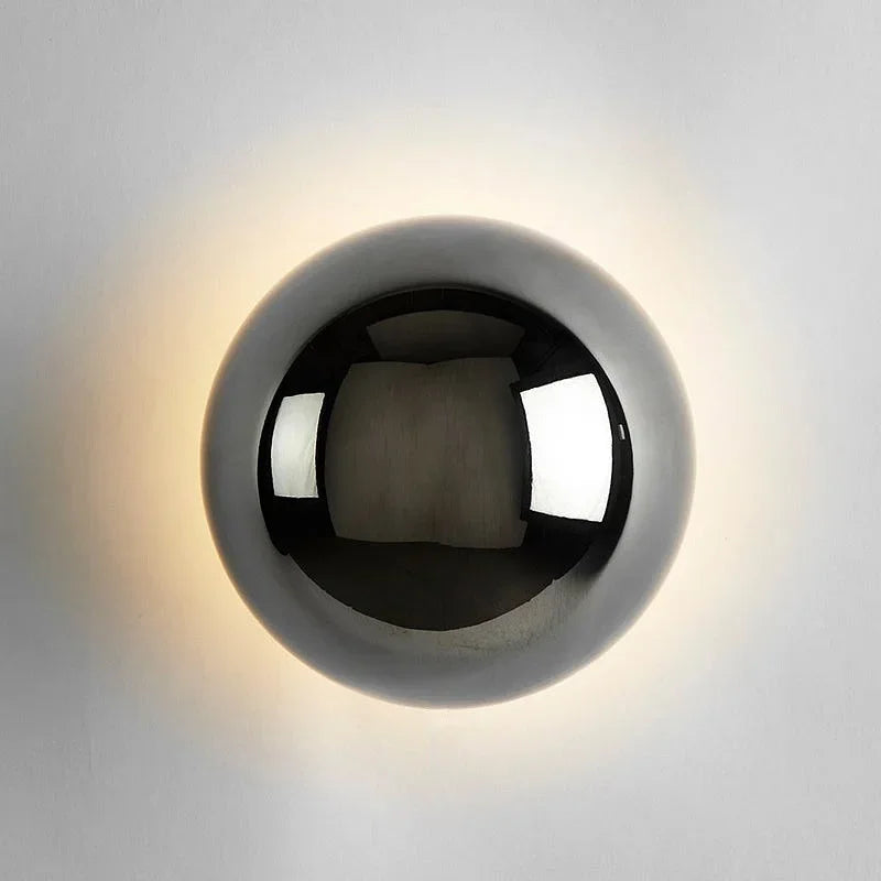 Moderne LED-Wandleuchte mit Kugelform und Halo-Effekt