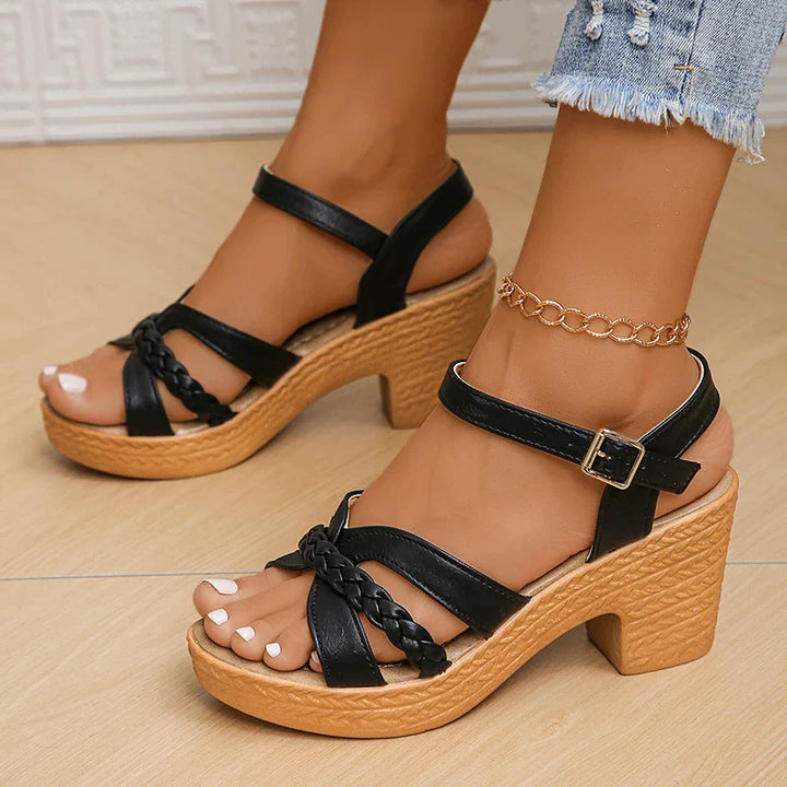 Geflochtene Frauensandalen auf Anchors