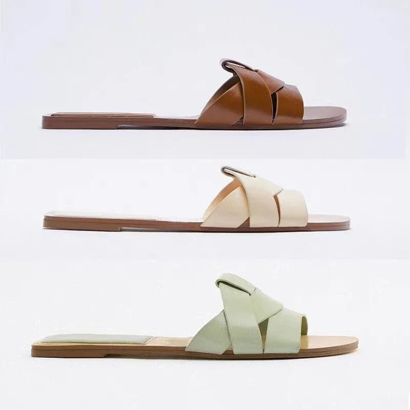 Stylische Damensandalen mit flacher Sohle und gekreuzten Riemen