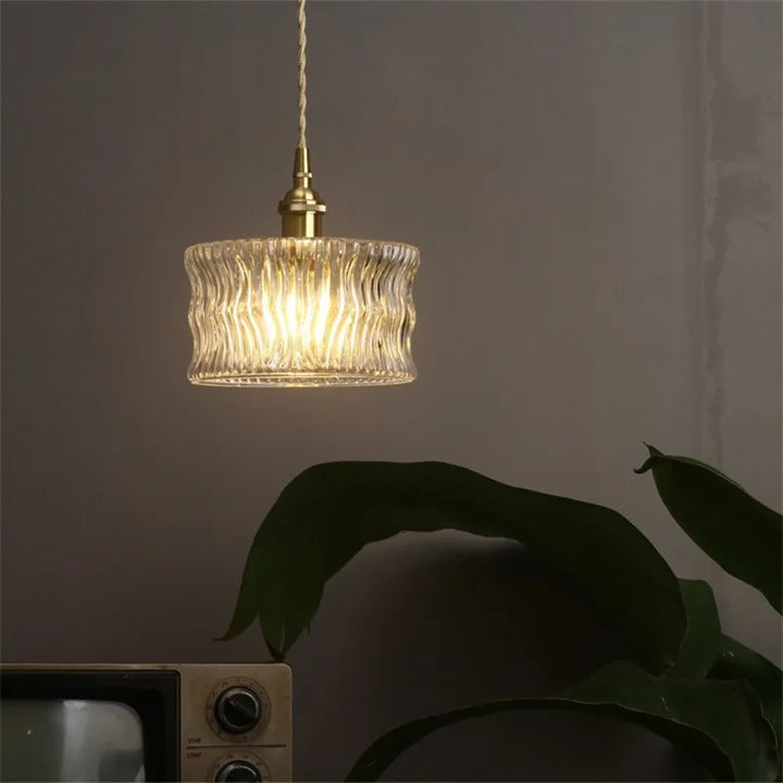 Pendelleuchte im Vintage-Stil mit gerilltem Glasschirm und Goldfinish