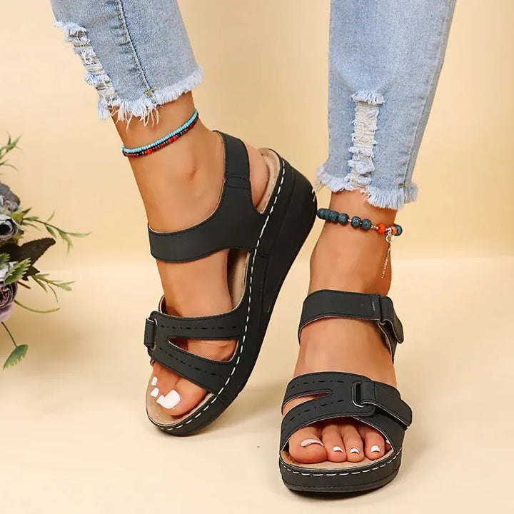 Bequeme Damensandalen mit verstellbaren Riemen