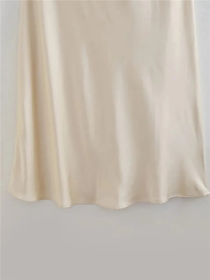 Midikleid aus Satin mit einer Blume am Ausschnitt und dünnen Trägern