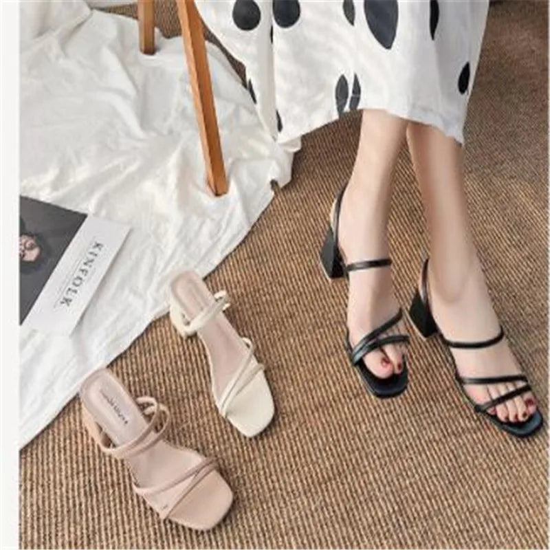 Elegante Damen-Sandalen mit hohem Absatz und mehreren Riemen