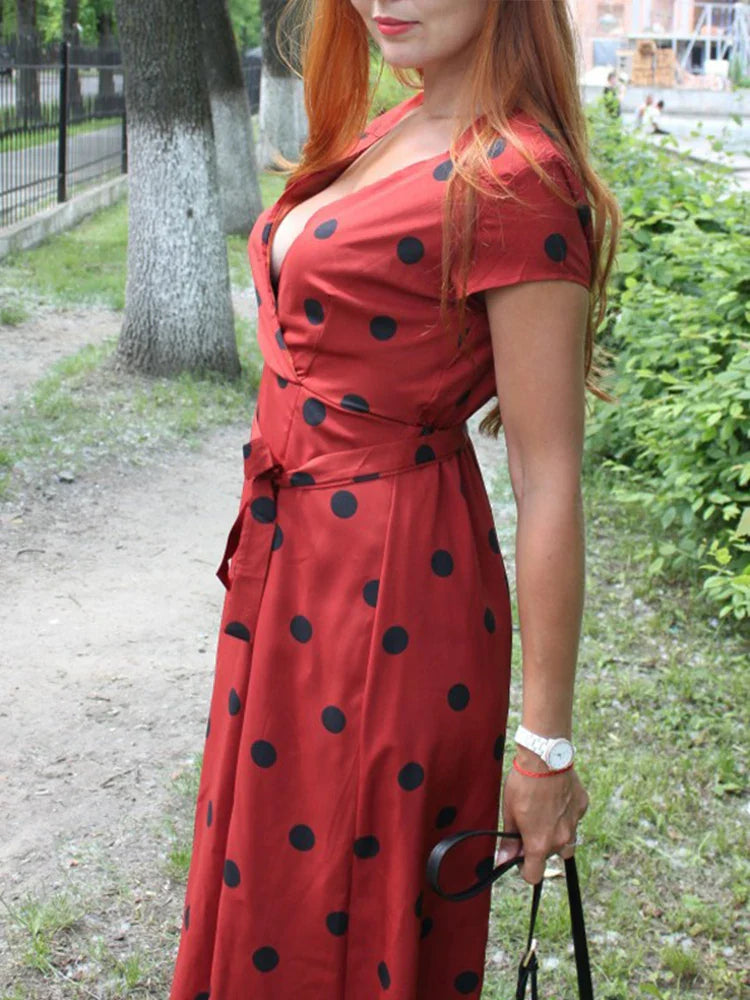 Erbsengefülltes Midikleid mit Bindeband in der Taille