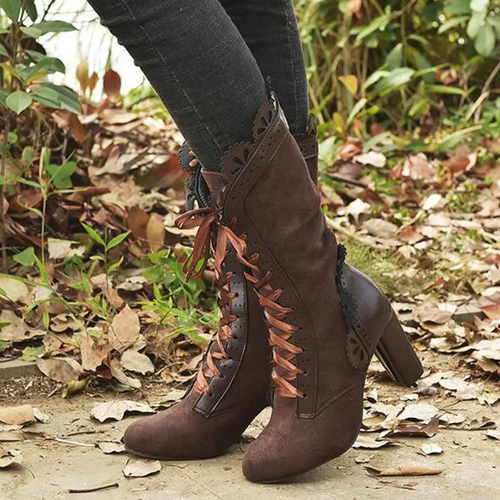 Damen-Schnürstiefeletten mit Absatz und filigranen Lochmustern
