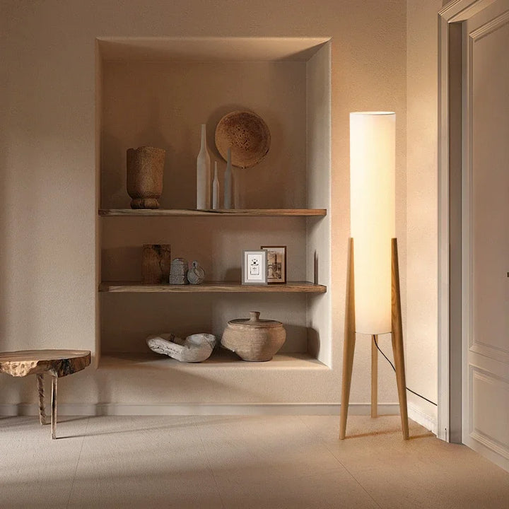 Moderne Stehlampe mit Holzbeinen und Zylindersch irm