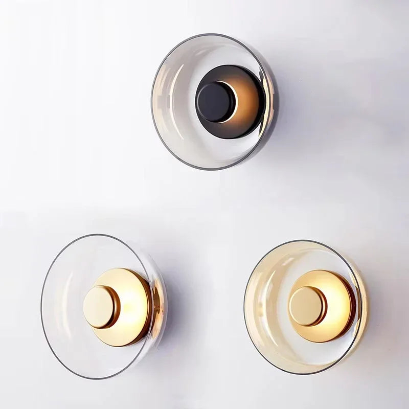 Moderne Wandleuchte mit rundem Glasschirm