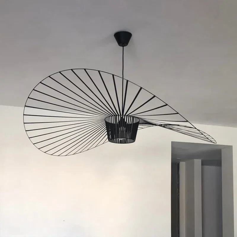 Moderne Pendelleuchte mit skulpturaler Spiralform
