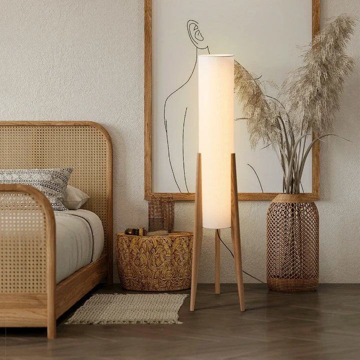 Moderne Stehlampe mit Holzbeinen und Zylindersch irm