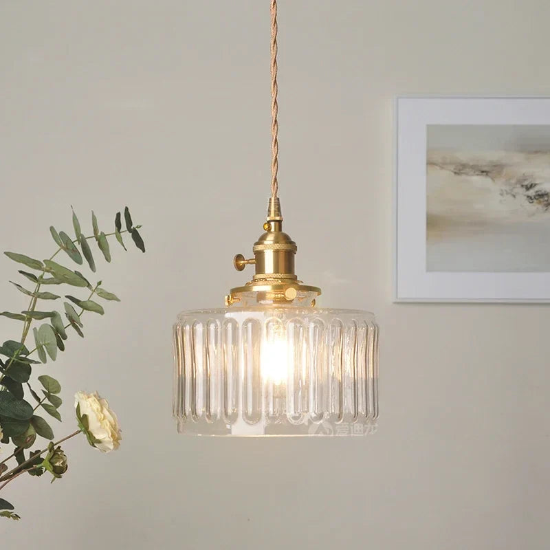 Pendelleuchte im Vintage-Stil mit gerilltem Glasschirm und Goldfinish