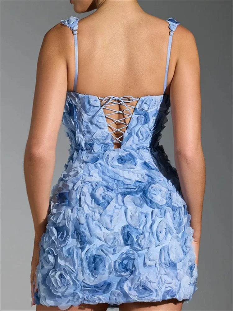 Kurzes Kleid mit 3D-Blumen und Schnürung am Rücken