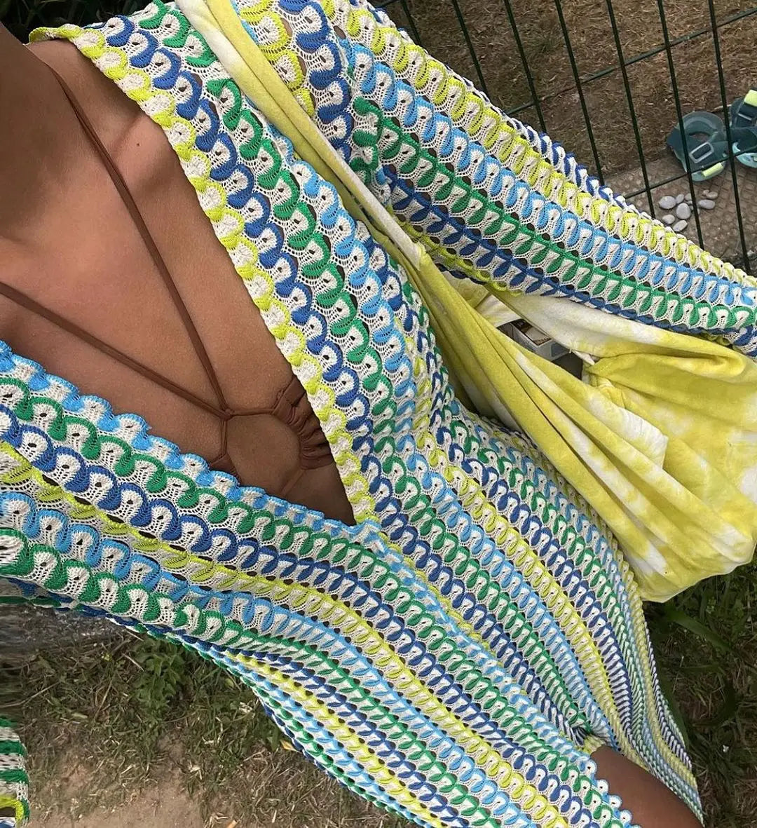 Langes Sommer-Häkelkleid im Boho-Stil mit tiefem Ausschnitt