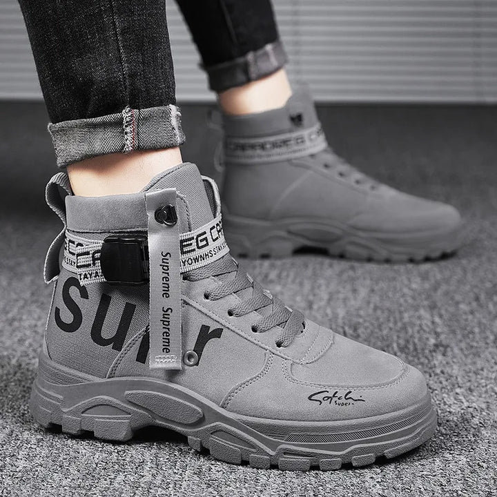 Städtische Herrenschuhe mit hohem Schaft und Riemen