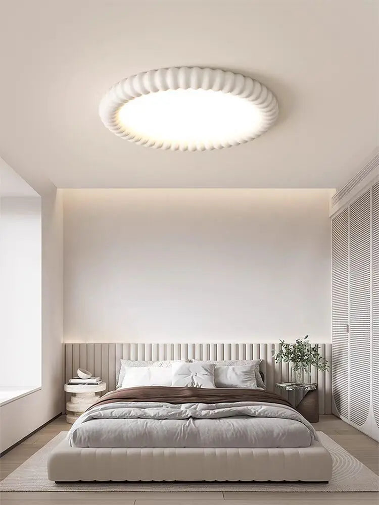 Moderne LED-Deckenleuchte mit dekorativem Wellenrahmen