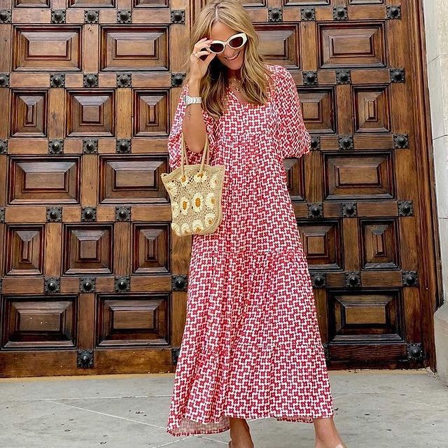 Asymmetrisches Kleid mit V-Ausschnitt in geometrischem Muster