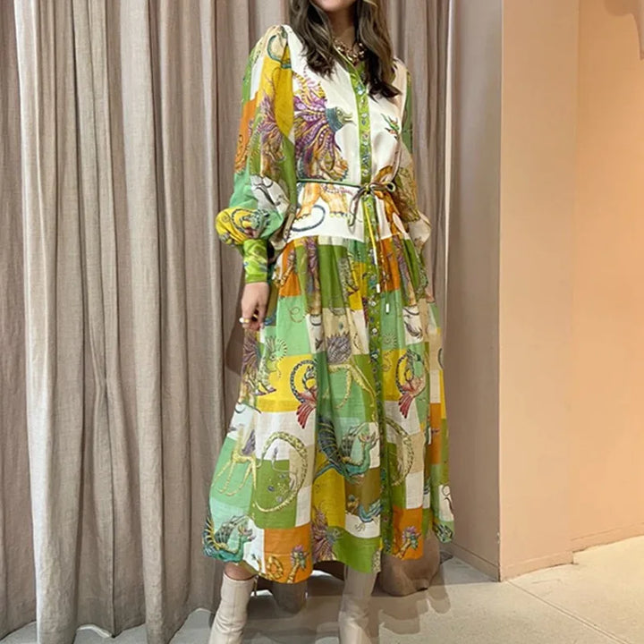 Langes Hemdblusenkleid mit buntem Print und Taillengürtel