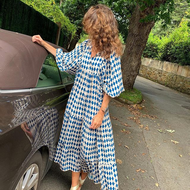 Asymmetrisches Kleid mit V-Ausschnitt in geometrischem Muster